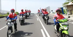 Tampilan baru para kurir JNE menggunakan jaket dan helm buatan lokal. (Sumber: Dok. JNE)