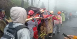 Sejumlah relawan mengevakuasi jenazah salahsatu korban yang tewas tertimbun longsoran di Desa Kasimpar, Kecamatan Petungkriyono, Kabupaten Pekalongan, Jawa Tengah. (Sumber: Dok BNPB)