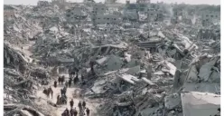 Warga Gaza kembali ke rumah-rumah mereka melewati kerusakan setelah pengumuman gencatan senjata. (Sumber: X/@freemonotheist)