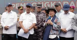 Ketua Komisi IV DPR RI Siti Hediati Hariyadi atau akrab disapa Titiek Soeharto saat meninjau langsung pencabutan pagar laut di Pantai Tanjung Pasir, Kabupaten Tangerang, Banten pada Rabu, 22 Januari 2025 (Sumber: Dok Instagram Titiek Soeharto)
