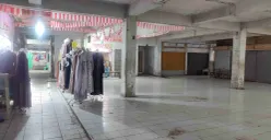 Suasana pasar Badak Pandeglang nampak sepi, dan puluhan kios pedagang terlihat tutup. (Sumber: Poskota/Samsul Fatoni)