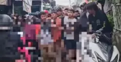 Seorang pelaku curanmor ditangkap warga di kawasang gang delima, Duren Jaya, Bekasi Timur, Kota Bekasi, Selasa, 21 Januari 2025. (Sumber: Instagram/@bekasi.terkini)