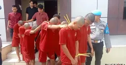 Para pelaku pembobol minimarket saat digelandang ke sel tahanan Polres Pandeglang. (Sumber: Poskota/Samsul Fatoni)