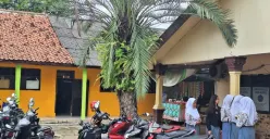 Sejumlah siswa SMAN 20 Kota Bekasi saat hendak masuk kelas mereka masing-masing di Jalan Raya Seroja, Kampung Ceger, Harapan Jaya, Bekasi Utara, Kota Bekasi. Kamis, 23 Januari 2025. (Sumber: Poskota/Ihsan Fahmi)