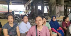 Ngantini salah satu warga Kampung Tongkol Dalam, Jakarta Utara yang bertahan di kolong tol setelah rumahnya digusur. (Sumber: Poskota/Pandi Ramedhan)