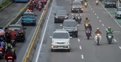 Sejumlah kendaraan pribadi melintas di Jalan Matraman, Jakarta Timur, Jumat, 24 Januari 2025. (Sumber: Poskota/Bilal Nugraha Ginanjar)