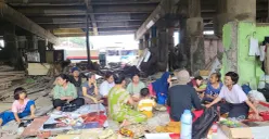 Suasana warga Kampung Tongkol Dalam usai permukimannya yang berada di bawah kolong Tol Wiyoto Wiyono, Ancol, Pademangan, Jakarta Utara, digusur, Jumat, 24 Januari 2025. (Sumber: Poskota/Pandi Ramedhan)