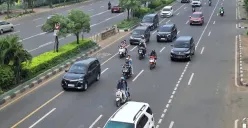 Sejumlah kendaraan melintasi di Jalan Ahmad Yani Kota Bekasi, Sabtu, 25 Januari 2025. (Sumber: Poskota/Ihsan Fahmi)