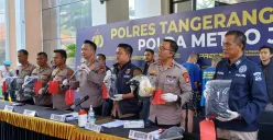 Kapolres Tangerang Selatan, AKBP Victor Inkiriwang, menunjukan barang bukti dalam kasus penyiraman air keras kepada seorang anggota polisi dalam konferensi pers. (Sumber: Poskota/Veronica)