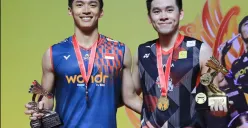 Potret Jonatan Christie (kiri) dan Kunlavut Vitidsarn (kanan) saat di podium Indonesia Masters 2025. (Sumber: X/@INABadminton)