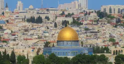 Potret komplek Masjid Al Aqsa di Yerusalem. Kubah berwarna emas adalah Kubah Batu atau Dome Of The Rock, bagian dari komplek Al Aqsa. (Sumber: Unsplash/ekrem osmanoglu)