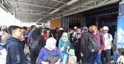 Ribuan penumpang KRL saat memadati Stasiun Rangkasbitung, Lebak. (Sumber: Poskota/Samsul Fatoni)