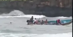 Proses pencarian korban tenggelam terseret ombk Pantai Drini Gunung Kidul, DIY oleh petugas SAR Satlinmas. (Sumber: Instagram @pakwowestobat)