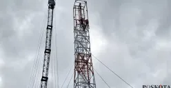 Tiga orang pekerja proyek melakukan pelepasan kerangka besi tower di Jalan Mista Raya, Kavling Bumi Indah Sejahtera, RT 08/RW 05, Desa Karang Satria, Tambun Utara, Kabupaten Bekasi, Selasa, 28 Januari 2025. (Sumber: Poskota/Ihsan Fahmi)