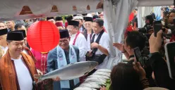 Gubernur Jakarta terpilih Pramono Anung, membeli ikan bandeng seberat 13 kilogram dari pedagang ikan bandeng musiman di Festival Bandeng Rawa Belong, Jakarta Barat, Selasa, 28 Januari 2025. (Sumber: Poskota/Pandi Ramedhan)