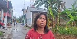 Leniana, 57 tahun, saat dijumpai di Kavling Bumi Indah Sejahtera, RT 08/RW 05, Desa Karang Satria, Tambun Utara, Kabupaten Bekasi. Selasa, 28 Januari 2025. (Sumber: Poskota/Ihsan Fahmi)