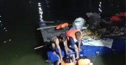 Petugas Damkar Kota Depok mengevakuasi jasad anak laki-laki yang tenggelam usai bermain di Situ Asih Pulo, Rangkapan Jaya, Pancoran Mas, Selasa malam, 28 Januari 2025. (Sumber: Dok. Damkar Kota Depok)