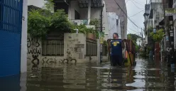 Warga melintasi banjir di Jalan Satria II, Grogol, Jakarta Barat, Rabu, 29 Januari 2025. Banjir setinggi 40 hingga 70 cm, melanda kawasan tersebut semenjak dini hari akibat dari hujan yang tak berhenti. (Sumber: (Poskota/Bilal Nugraha Ginanjar))