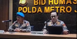 Kabid Propam Polda Metro Jaya, Kombes Radjo Alriadi Harahap (kiri) dan Kabid Humas Polda Metro Jaya, Kombes Ade Ary Syam Indradi di Mapolda Metro Jaya. (Sumber: Poskota/Ali Mansur)