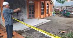 Warga sekitar menunjukkan rumah angker, tempat penemuan jasad di Jakarta Utara, Rabu, 29 Januari 2025. (Sumber: Poskota/Angga Pahlevi)