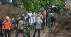 Peninjauan rombongan BNPB dan Bupati Mamuju ke Dusun Tamasapi, Kecamatan Mamuju, Kabupaten Mamuju, Sulawesi Barat, Rabu (29/1). (Sumber: Sumber foto : BPBD Kabupaten Mamuju)