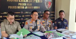Kapolres Metro Jakarta Utara Kombes Pol Ahmad Fuady didampingi Kapolsek Koja Kompol Andry memperlihatkan barang bukti para pelaku pembuang bayi di Mapolsek Koja. (Sumber: Poskota/Angga Pahlevi)