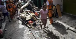 Petugas PPSU Kelurahan Kapuk, mengangkut tumpukan sisa sampah yang terbawa arus air banjir di Jalan Kapuk Bongkaran, Cengkareng, Jakarta Barat, Kamis, 30 Januari 2025. (Sumber: Poskota/ Bilal Nugraha Ginanjar)