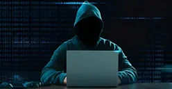 lustrasi ponsel disadap oleh aplikasi pinjol ilegal, mengancam keamanan data pribadi pengguna. (Sumber: Pinterest/angkordesign)