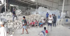 Salah satu lokasi pengolahan batu kapur di Kampung Cibogo, RT05/04, Desa Citatah, Kecamatan Cipatat, Kabupaten Bandung Barat. (Sumber: Poskota/Gatot Poedji Utomo)