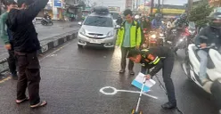 Petugas Satlantas Polres Bogor melakukan olah TKP kecelakaan yang menewaskan pengendara motor di Jalan Raya Jakarta-Bogor, Parung, pada Selasa, 1 Juli 2025 dini hari. (Sumber: Dok Polres Bogor)