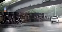 Truk kontainer terbalik di Jalan S Parman, Grogol Petamburan, Jakarta Barat, Selasa, 1 Juli 2025. (Sumber: Instagram @warga.jakbar)