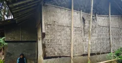 Kondisi rumah nenek Salimah Kampung Badur, Desa Rancateureup, Kecamatan Labuan, Kabupaten Pandeglang. (Sumber: Poskota/Samsul Fatoni)