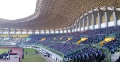Pemkot Bekasi Resmi Lantik 7.995 PPPK tahap I di Stadion Candrabaga, Kota Bekasi. Pelantikan dipimpin langsung oleh Wali Kota Bekasi, Tri Adhianto dan Kepala Badan Kepegawaian Negara (BKN) RI, Zudan Arif Fakrulloh. (Sumber: Istimewa)