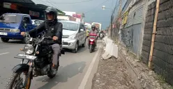 Perbaikan trotoar di kawasan Jalan Raya Lembang, Kabupaten Bandung Barat, Rabu 2 Juni 2025. (Sumber: POSKOTA | Foto: Gatot Poedji Utomo)