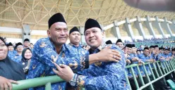 WaliKota Bekasi, Tri Adhianto, berfoto bersama usai menjadi pemimpin dalam acara pelantikan tahap I anggota PPPK di Stadion Patriot Candrabhaga Kota Bekasi, Rabu, 2 Juli 2025. (Sumber: Humas Pemkot Bekasi)