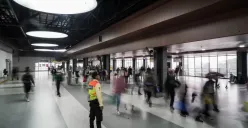 Calon penumpang berlalu-lalang di hall atas bangunan baru Stasiun Tanah Abang, Jakarta, Minggu, 29 Juni 2025. (Sumber: Poskota/Bilal Nugraha Ginanjar)