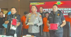 Konferensi pers sindikat pencurian rumah kosong di kawasan Kebon Jeruk, Jakarta Barat, Kamis, 3 Juli 2025. (Sumber: Poskota/Pandi Ramedhan)
