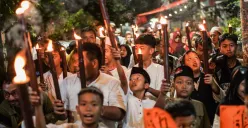 Sejumlah warga mengikuti pawai obor di kawasan Menteng, Jakarta, Kamis, 26 Juni 2025, lalu. Pawai obor tersebut diikuti oleh warga Menteng RW 08. (Sumber: Poskota/Bilal Nugraha Ginanjar)