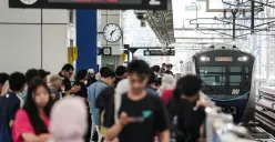 Sejumlah warga menaiki MRT saat peringatan HUT ke - 79 Bhayangkara di Jakarta, Selasa, 1 Juli 2025. (Sumber: Poskota/Bilal Nugraha Ginanjar)