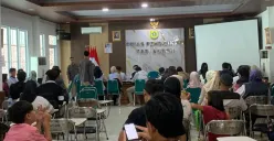 Sejumlah orang tua murid mendatangi Kantor Disdik Kabupaten Bogor mengurus pendaftaran Sistem Penerimaan Murid Baru (SPMB), Jumat, 4 Juli 2025. (Sumber: Poskota/Sekar Putri Andini)