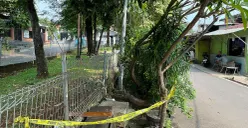 Garis polisi dipasang di lokasi bocah yang tewas diduga tersengat listrik di kawasan Kebayoran Baru, Jakarta Selatan. (Sumber: POSKOTA | Foto: Pandi Ramedhan)