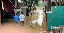 Warga RW 08 Kelurahan Pejaten Timur, Pasar Minggu, Jakarta Selatan, kebanjiran, Minggu, 6 Juli 2025. (Sumber: POSKOTA | Foto: Pandi Ramedhan)