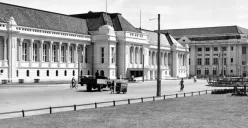 Kantor Bank Indonesia di Jakarta. Bank ini berlokasi di bekas kantor Javasche Bank, yang namanya masih menghiasi fasad depan. Javasche Bank dinasionalisasi pada awal tahun 1950-an dan berganti nama menjadi Bank Indonesia. (Sumber: Wikimedia Commons)