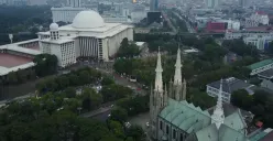 Masjid Istiqlal yang berhadapan dengan Gereja Katedral, inilah potret keindahan keberagaman Indonesia yang patut dilestarikan. (Sumber: YouTube/KakAndre Channel)