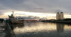 Pemandangan pelabuhan Sunda Kelapa dengan latar belakang perahu dan bangunan tradisional, Jakarta (Sumber: PICRYL)