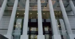Potret gedung Mahkamah Konstitusi RI. (Sumber: Wikimedia Commons)