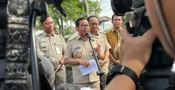 Gubernur Jakarta Pramono Anung saat menyampaikan pernyataan terkait banjir kepada awak media di Kali Irigasi Bekasi Tengah, Cakung, Jakarta Timur, pada Senin, 7 Juli 2025. (Sumber: Poskota/M. Tegar Jihad)