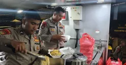 Anggota Pammat Dit Samapta Polda Metro Jaya menyiapkan makanan untuk dibagikan kepada para korban banjir di Cipinang Melayu, Jakarta Timur, Senin, 7 Juli 2025, malam. (Sumber: Polda Metro Jaya)