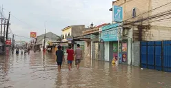 Jalan Raya Pisangan, Desa Satria Mekar, Kecamatan Tambun Utara, Kabupaten Bekasi, lumpuh total usai terendam banjir setinggi 50 sentimeter, Selasa, 8 Juli 2025. (Sumber: Poskota/Nurpini Aulia Rapika)