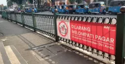 Imbauan bagi pengguna KRL agar tidak melompati pagar di Stasiun Cikini, Jakarta Pusat. (Sumber: Humas Daop 1 Jakarta)